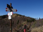36 All'altezza del Casel Fontana Bruga (990 m) lascio il sent. 597 e salgo a sx il sent. 561 per il Pizzo Rabbioso